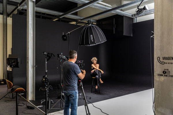 Zwarte cyclorama studio